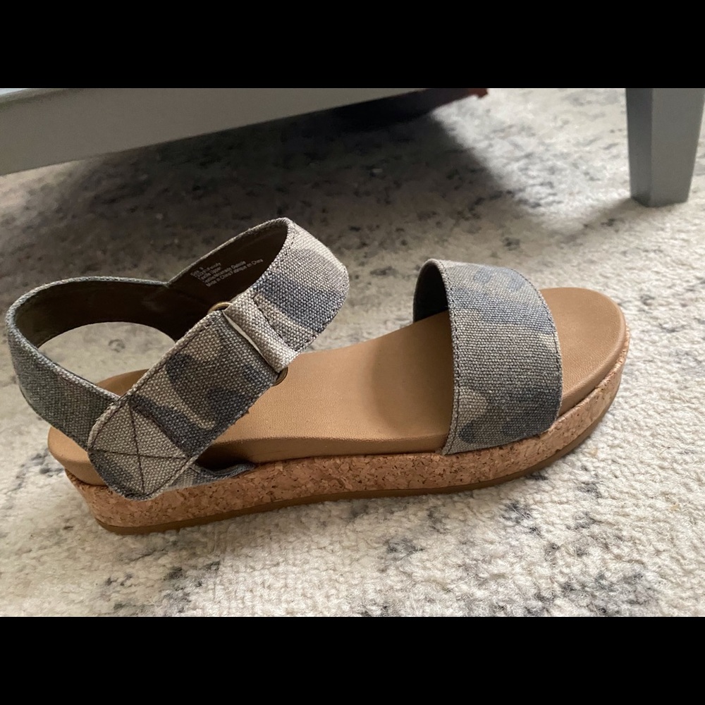 Size 9 Camo Print Sandals